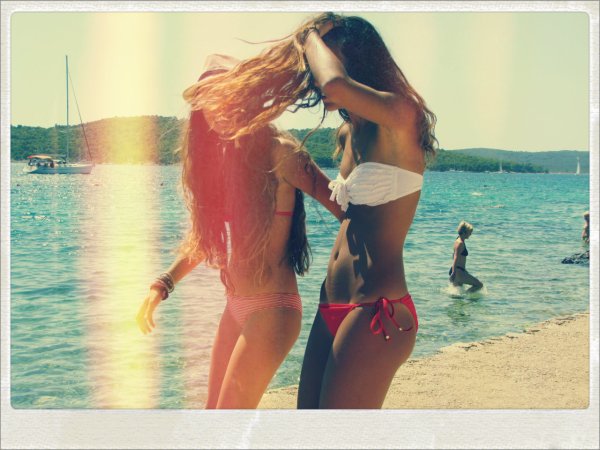 Брюнетка с подругами на море