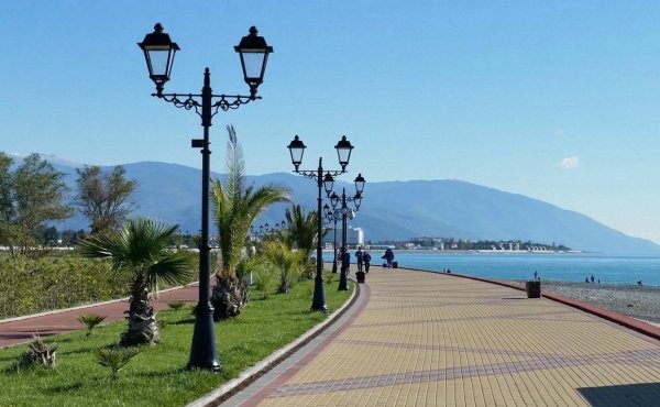 Красивая набережная на черном море