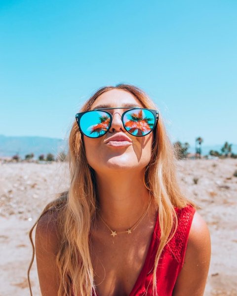 Солнцезащитные очки на пляже
