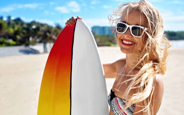 Девушка с доской для серфинга