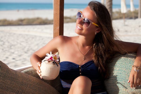 Девушка в солнечных очках