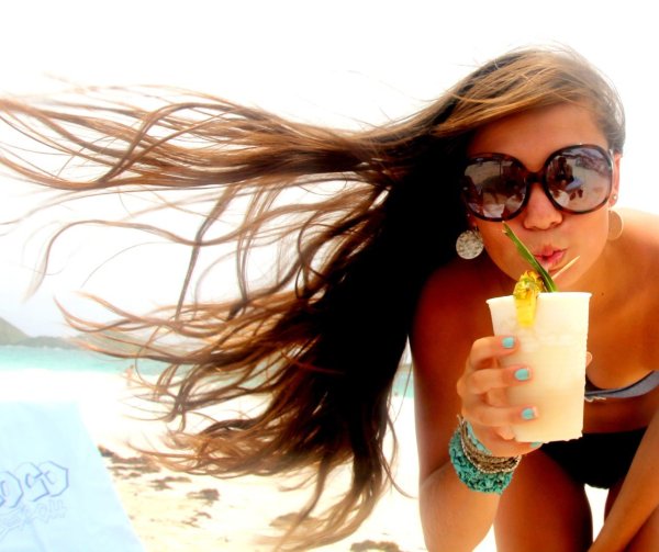 Брюнетки с коктейлем