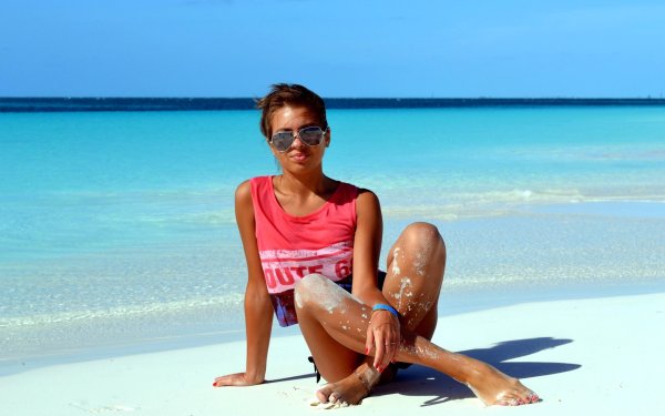 Женщина на пляже в очках