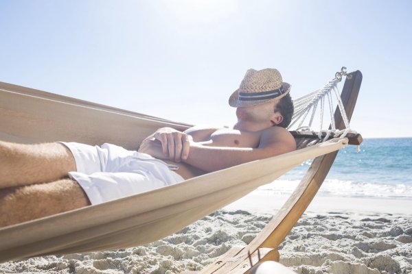 Парень на лежаке