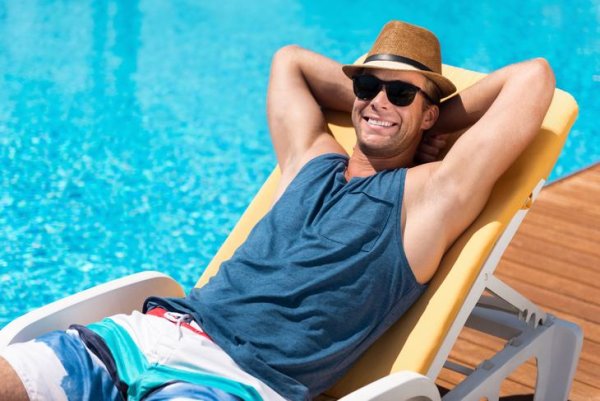 Человек на лежаке