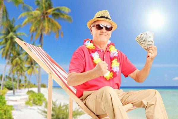 Мужчина на шезлонге