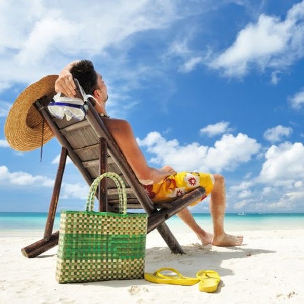 Мужчина на шезлонге