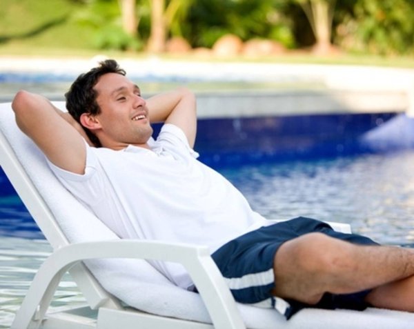 Мужчина на шезлонге