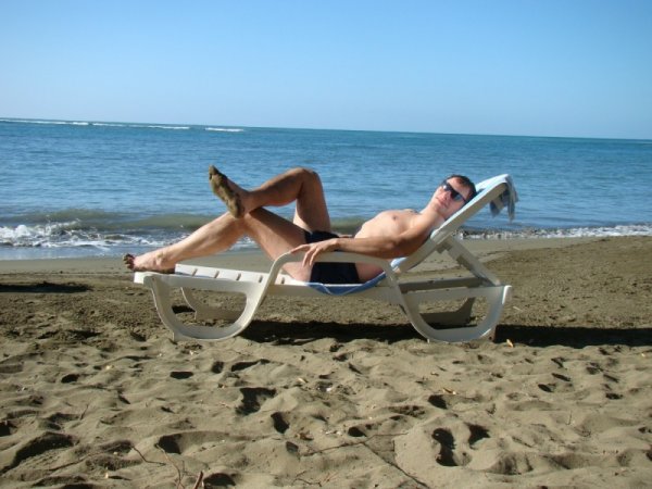 Мужчина на лежаке на пляже