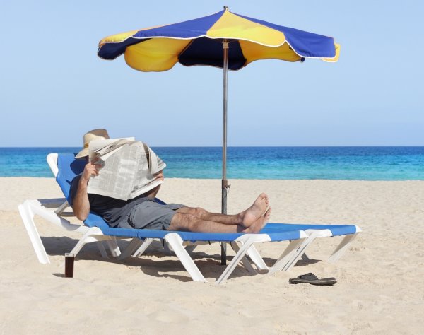 Мужчина на шезлонге