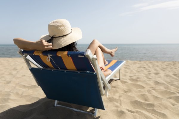 Человек на шезлонге