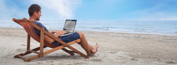 Человек на шезлонге