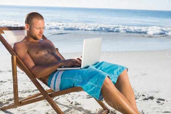 Мужчина отдыхает на шезлонге