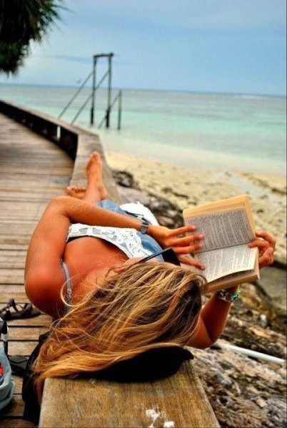 Девушка на пляже с книжкой