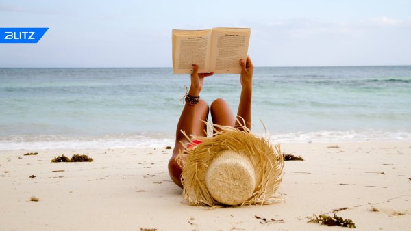 Девушка с книгой на пляже