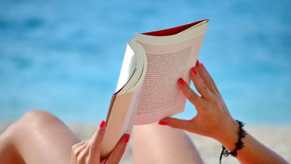 Девушка с книгой на пляже