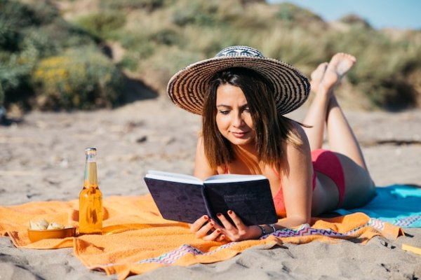 Девушка с книгой на пляже