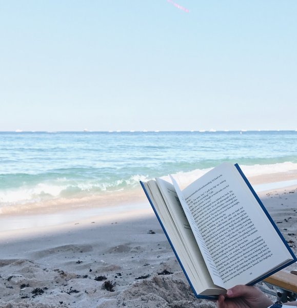 На пляже с книжкой
