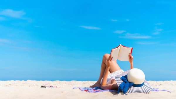 Книга на пляже