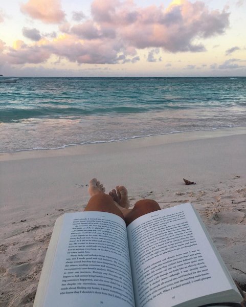 Девушка с книгой на пляже