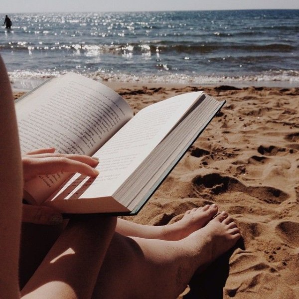 Фотосессия на пляже с книгой