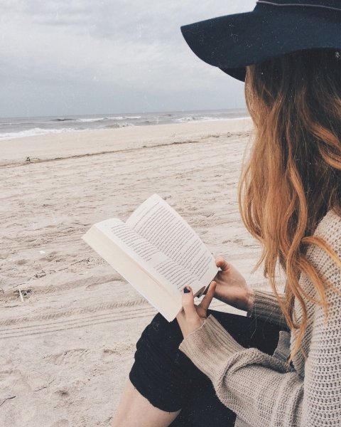 Девушка с книгой у моря