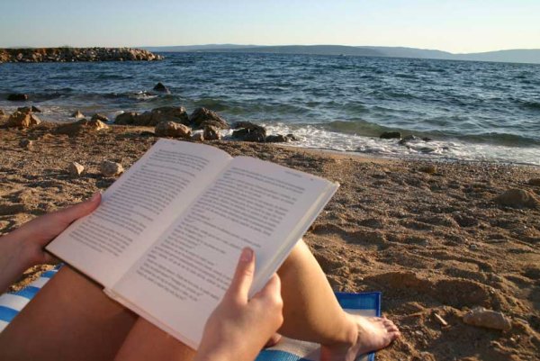 Девушка с книгой на берегу