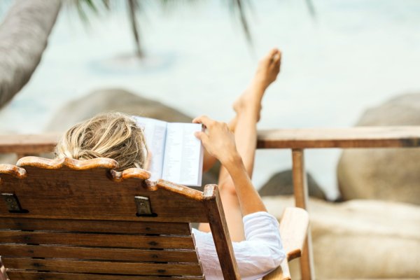 Девушка с книгой на пляже