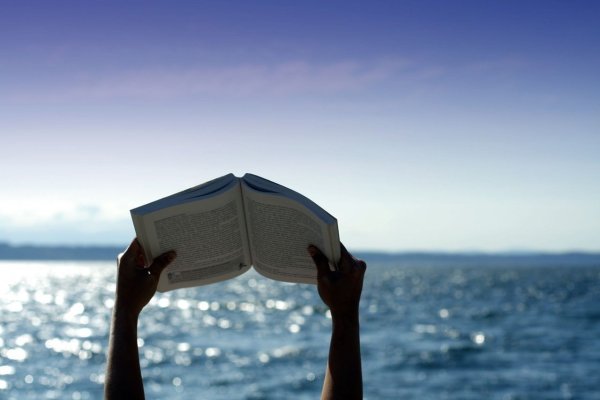 Книга на фоне моря