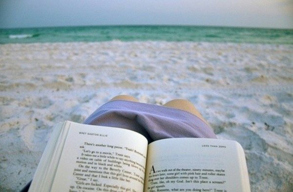Книга на пляже