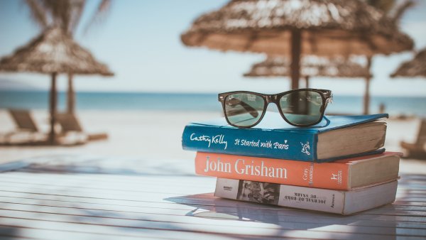 Книга на пляже