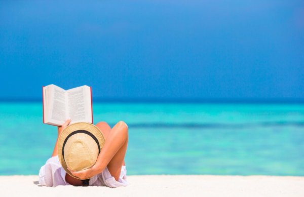 Девушка на шезлонге с книгой