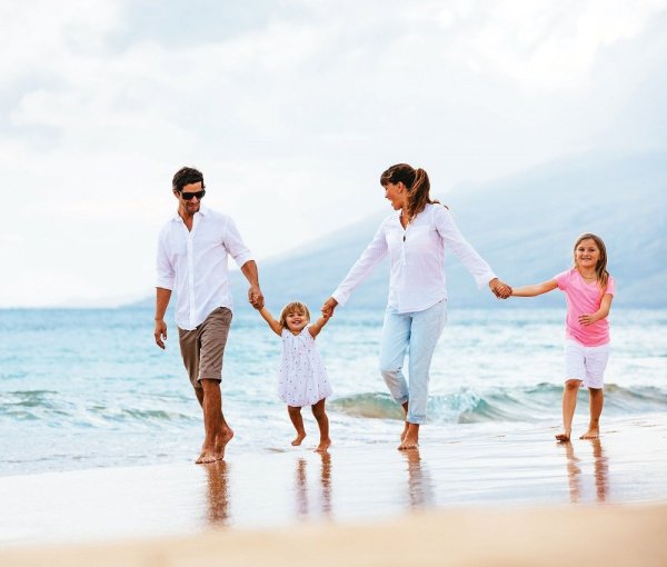 Семья с двумя дочками