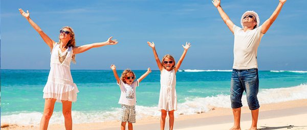 Радостные люди на море