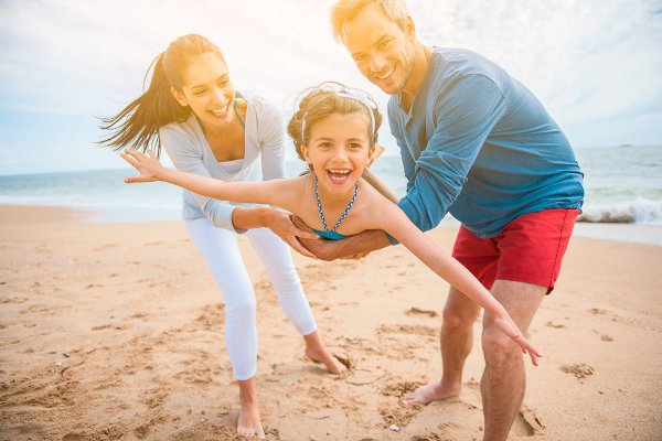 Счастливая семья на пляже