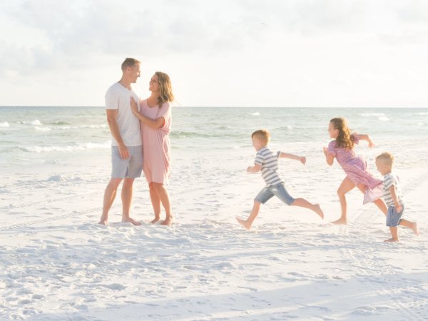Семья на побережье