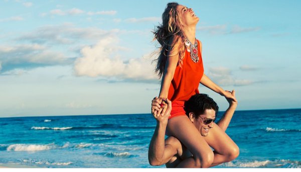 Мужчина и женщина на море