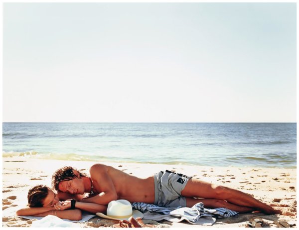 Парень лежит на пляже