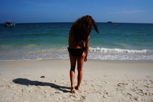 Девушка с темными волосами на море